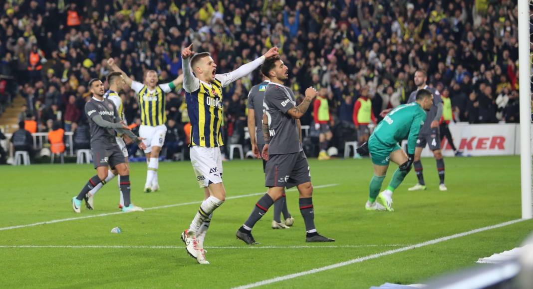 Fenerbahçe Fatih Karagümrük maçından çok özel fotoğraflar: Geri dönüş coşkusu tribünlere böyle yansıdı 55